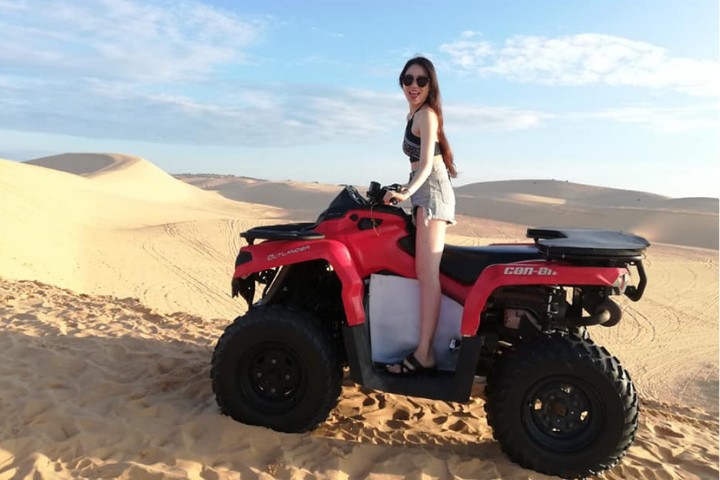xe địa hình ở đồi cát Bàu Trắng