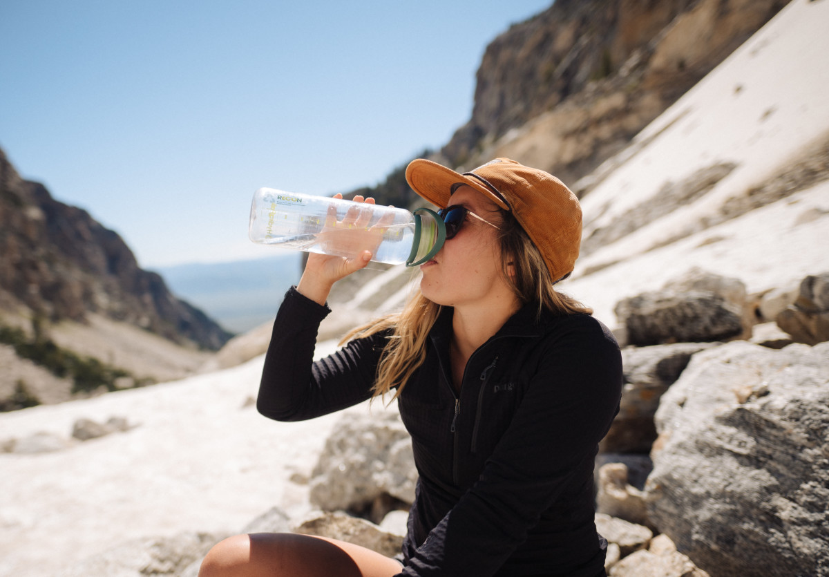 Uống nước là cách bảo vệ da hiệu quả khi đi du lịch